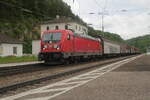 An einem Tag im Mai mit fast perfektem Fotowetter durchfährt die 187 121 der DB Cargo mit einem kurzen Güterzug Eichstätt Bahnhof in Richtung Treuchtlingen.