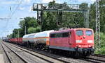 DB Cargo AG, Mainz mit der Railpool Lok  151 046-0  (NVR:  91 80 6151 046-0 D-Rpool ) und einem gemischten Güterzug am 06.07.23 Höhe Bahnhof Dedensen-Gümmer.