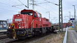DB Cargo AG, Mainz mit ihrer  261 048-3  (NVR: 92 80 1261 048-3 D-DB ) hat einem gemischten Güterzug vom Gleisanschluss Gewerbegebiet Industriehafen Roßlau beim Bahnhof Rodleben auf die