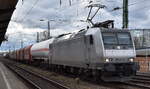 DB Cargo AG [D] mit der angemieteten Akiem Lok  185 544-4  [NVR-Nummer: 91 80 6185 544-4 D-AKIEM] und einem gemischten Güterzug am 24.02.24 Vorbeifahrt Bahnhof Magdeburg Neustadt.
