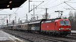 DB Cargo AG, Mainz mit ihrer  193 380  (NVR:  91 80 6193 380-3 D-DB ) und einem sehr langen gemischten Güterzug am 22.03.24 Durchfahrt Bahnhof Schönefeld bei Berlin.