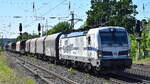 DB Cargo AG, Mainz mit ihrer  193 362  [NVR-Nummer: 91 80 6193 362-1 D-DB] und einem gemischten Güterzug am 13.05.24 Höhe Bahnhof Saarmund.