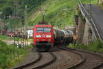 152 052 schlängelt sich am Morgen des 28.06.2024 bei Boppard durchs Mittelrheintal