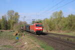 DB 152 153-3 mit einem gemischten Güterzug Richtung Lehrte, am 15.04.2025 in Misburg.