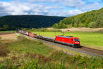 187 110 DB Cargo mit einem gemischten Güterzug bei Harrbach Richtung Würzburg, 07.10.2021