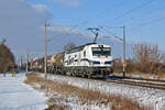 193 360 schleppte am 06.01.26 einen gemischten Güterzug während einer Wolkenlücke durch Greppin Richtung Bitterfeld.