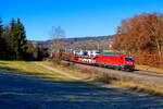 187 081 DB Cargo mit einem gemischten Güterzug bei Dollnstein Richtung Ingolstadt, 23.11.2021