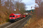 266 442 DB Cargo mit einem gemischten Güterzug bei Reuth b. Erbendorf Richtung Weiden, 31.12.2021