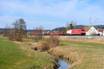 185 358 DB Cargo mit einem gemischten Güterzug bei Oberdachstetten Richtung Ansbach, 01.03.2022