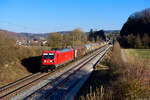 187 149 DB Cargo mit einem gemischten G�terzug bei Dollnstein Richtung Treuchtlingen, 22.03.2022