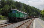 mit einem Leeren Res Zug aus Tschechien fuhr am Montag, den 29.06.2026 die 232 413 Skinest Rail Lok durch das Elstertal weiter nach Eilenburg. Wegen einer Zugkreuzung musste der G�terzug am neugestalteten Bahnhof Barthm�hle/P�hl warten. Aufgrund seiner L�nge beschlagt er gleich noch den B� f�r mehr als 10 Minuten.