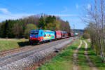 185 367 DB Cargo  G�nni G�terzug  mit einem gemischten G�terzug bei Postbauer-Heng Richtung N�rnberg, 14.04.2022