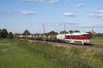 In Oertzenhof verweilte 232 426 (NRE - Nossen-Riesaer Eisenbahn-Compagnie GmbH) bis sie am 25.08.2026 hinter Pasewalk in Richtung Prenzlau bei bestem Abendlicht fotografiert werden konnte. Was machte sie in Oertzenhof mit diesen Kesselwagen? Dort war Fl�ssigd�nger f�r Friedland abgef�llt. Da es gerade eher schlecht um die Strecke Neubrandenburg-Friedland geht, musste der Zug in Oertzenhof entleert werden und der Rest per LKW nach Friedland gebracht werden.