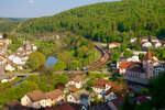 185 152 DB Cargo  Kali + Salz  mit einem gemischten G�terzug bei der Durchfahrt in Solnhofen Richtung Treuchtlingen, 09.05.2022