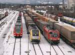 Gterzge im verschneiten Bahnhof Rosenheim
am 21.01.2006 
