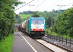Die Cobra 2831 kommt durch Aachen-Eilendorf mit einem gemischten Gterzug aus Kln-Gremberg und fhrt nach Aachen-West bei Sommerwetter mit Wolken am 21.6.2012.