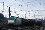 Die Cobra 2808 fährt mit einem langen gemischten Güterzug aus Antwerpen-Noord(B) nach Köln-Gremberg bei der Ausfahrt von Aachen-West und fährt in Richtung Aachen-Hbf,Köln bei Regenwolken am Nachmittag vom 11.1.2014.