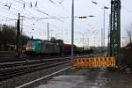 Die Cobra 2834 mit einem langen gemischten Güterzug aus Antwerpen-Noord(B) nach Köln-Gremberg bei der Ausfahrt von Aachen-West und fährt in Richtung Aachen-Hbf,Köln bei Regenwetter am 8.2.2014.