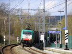 Zwei Cobra 2828 und 2843 kommen als Umleiter aus Richtung Aachen-Hbf,Aachen-Süd(D) mit einem  gemischten Güterzug aus Köln-Gremberg nach Antwerpen-Noord(B) und fährt durch