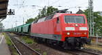 Bahnlogistik24 GmbH, Dresden mit  120 205-0  (NVR:  91 80 6120 205-0 D-BLC ) und einem Ganzzug grüner rumänischer Getreide-Schüttgutwagen am 29.06.22 Vorbeifahrt Bahnhof