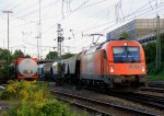 1216 901 von RTS kommt aus Richtung Kln mit einem Getreidezug aus Ungarn nach Belgien und fhrt in Aachen-West ein bei der Abendsonne am 27.8.2012.