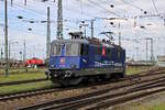 321 379-9 vom Dampflok Depot Full rollt durch den Karlsruher Güterbahnhof mit Fahrtrichtung Schweiz.