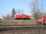 Ein kleiner Ablaufberg im Gter- und Rangierbahnhof Karlsruhe, aufgenommen am 28.03.2004. Wenn man hier am Wochenende spazieren geht, ist die 294er fast immer dort oben abgestellt.