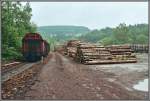 Der Holz-Umschlagplatz in Ldenscheid-Brgge am morgen des 26.05.07 Zwei Waggons warten auf die Abholung.