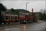 Holzverladung bei Regen und den Schweizern im Sauerland: Der Fahrer eines MAN TGA eines Schweizer Spediteurs verldt im Bahnhof Brgge (Westf) seine Sturmholzladung auf den bereitstehenden BB Waggon.