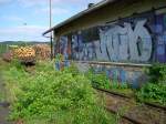 Holzverladung im Bahnhof Arnsberg neben dem nicht mehr benutztem Gebaeude der Stueckgutabfertigung.