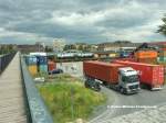 Juli 2008 in Hof, das Containerterminal Hof hat Arbeit wie verrckt. Mittlerweile fahren die Zge m.W. tglich, am Anfang nur 1x die Woche..... Eine Erweiterung des Gelndes soll noch 2008 in Angriff genommen werden. Hinten steht ein Prchen mit ex DR V100 von D&D, die am Aufnahmetag den lzug brachten und in Hof rangierten. Hof ist ein wichtiger Gterumschlagspunkt und wird durch die hoffentlich bald erfolgende Wiederanbindung ber Selb-Asch und Marxgrn - Blankenstein wieder ein richtiger Knotenpunkt werden. Links im Bild der Luftsteg, die etwas sichtbare Treppe wird alsbald an das gg. liegende Ende versetzt und macht damit das Passieren des dunklen und unsauberen Tunnels unter dem Postgebude entbehrlich. Die Fugnger wird es freuen...  Bleibt nur noch, die kleine Verlngerung des Steges zum Kaufland-Parkplatz vorzunehmen.....