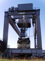 Seitenansicht der Verladebrcke beim Umsetzen eines Containers am 20.04.2009 im Umschlagbahnhof Leipzig-Wahren.