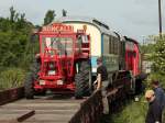 Der Hanomag Trecker (Brillant 600) Baujahr 1964 zieht am 24.05.2011 in Aachen West die letzten beiden alten Roncalli Circuswagen von den Niederbordwagen. Danach stellt 294 807-3 die Waggons auf ein Nachbargleis und holt die restlichen Wagen des Circuszuges an die provisorische Rampe um sie entladen zu knnen.