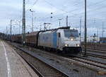 186 422-2 von der Rurtalbahn  fährt mit einem einem langen KLV-Containerzug aus Frankfurt-Höchstadt am Main(D) nach Genk-Goederen(B) bei der Abfahrt aus Aachen-West und fährt in