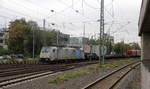 186 182-2 von Lineas/Railpool  kommt aus Richtung Montzen/Belgien mit einem Güterzug aus Antwerpen-Noord(B) nach Köln-Gremberg(D) und fährt in Aachen-West ein.