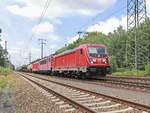 187 142 mit einer weiteren BR 187 (kalt), einer BR 155 (kalt) und einem Güterzug auf den südlichen Berliner Außenring bei Diedersdorf am 26.