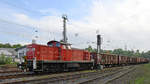 Die Rangierlokomotive 294 693-7 zieht Anfang Mai 2020 einen kleinen Güterzug durch Hattingen.