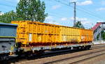 Ein spezieller Drehgestell-Flachwagen aus der Schweiz vom Unternehmen EACTS Abroll-Container-Transport-Service AG mit drei Abrollcontainern beladen mit der Nr.