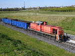 Die Diesellokomotive 294 582-2 holte Ende April 2021 zwei leere Güterwagen ab, so gesehen im Rheinpark in Duisburg-Hochfeld unterwegs.