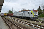 Nach langer Wartezeit kann die sich im Strommodus befindliche Hybridlokomotive 159 102-3 endlich abfahren, nachdem der Triebzug VT504 002 am Hauptbahnhof in Neustrelitz angetroffen ist.