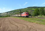 BayernBahn 140 432 mit dem DGS 59945 von Langenfeld nach Gunzenhausen, am 25.08.2021 in Thüngersheim.