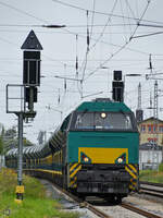 Die Diesellokomotive 272 204-9 wartet Mitte August 2021 in Greifswald auf die Weiterfahrt.
