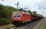DB Cargo AG, Mainz [D] mit der recht neuen  187 211  [NVR-Nummer: 91 80 6187 211-8 D-DB] und einem Ganzzug offener Drehgestell-Güterwagen am 17.08.22 Durchfahrt Bahnhof Berlin Hohenschönhausen.
