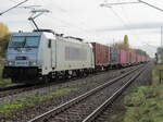 METRANS Rail s.r.o., Praha (CZ) mit 386 035-0 (NVR-Nummer: 91 54 7386 035-0 CZ-MT) und einem Containerzug am 23. Oktober bei der Durchfahrt durch den Bahnhof Dabendorf.


