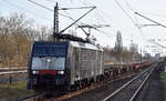 DB Cargo AG [D] mit der polnischen MRCE Dispo  ES 64 F4-451  [NVR-Nummer: 91 51 5170 025-8 PL-DISPO] und einem Ganzzug Containertragwagen (leer) am 30.12.22 Durchfahrt Bahnhof Berlin