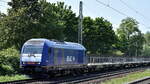 Flex Bahndienstleistungen GmbH mit der BRLL Lok  ER 20-011  (NVR:  92 80 1223 011-8 D-BRLL ) und einem  Güterzug mit Fahrzeugtransportwagen (leer) am 05.06.23 Vorbeifahrt Bahnhof