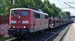 DB Cargo AG, Mainz mit der Railpool Lok  151 048-6  (NVR:  91 80 6151 048-6 D-Rpool ) und einem PKW-Transportwagenzug (leer) am 05.06.23 Vorbeifahrt Bahnhof Dendensen-Gümmer.