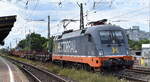 Hectorrail mit ihrem Taurus  242.532 , Name:  Lightyear  [NVR-Nummer: 91 80 6182 532-2 S-HCTOR] und einigen DB Cargo Drehgestell-Flachwagen (leer) am 19.07.23 Höhe Bahnhof Magdeburg-Neustadt.