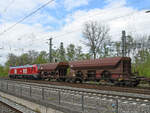 Die Zweikraftlokomotive 2159 241-9 fährt hier im April 2024 mit einem Schüttgutwagenzug in Bochum-Langendreer ab.