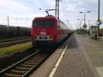 Eine 801 der MEG rauscht durch den Bahnsteig Dresden Friedrichstadt.